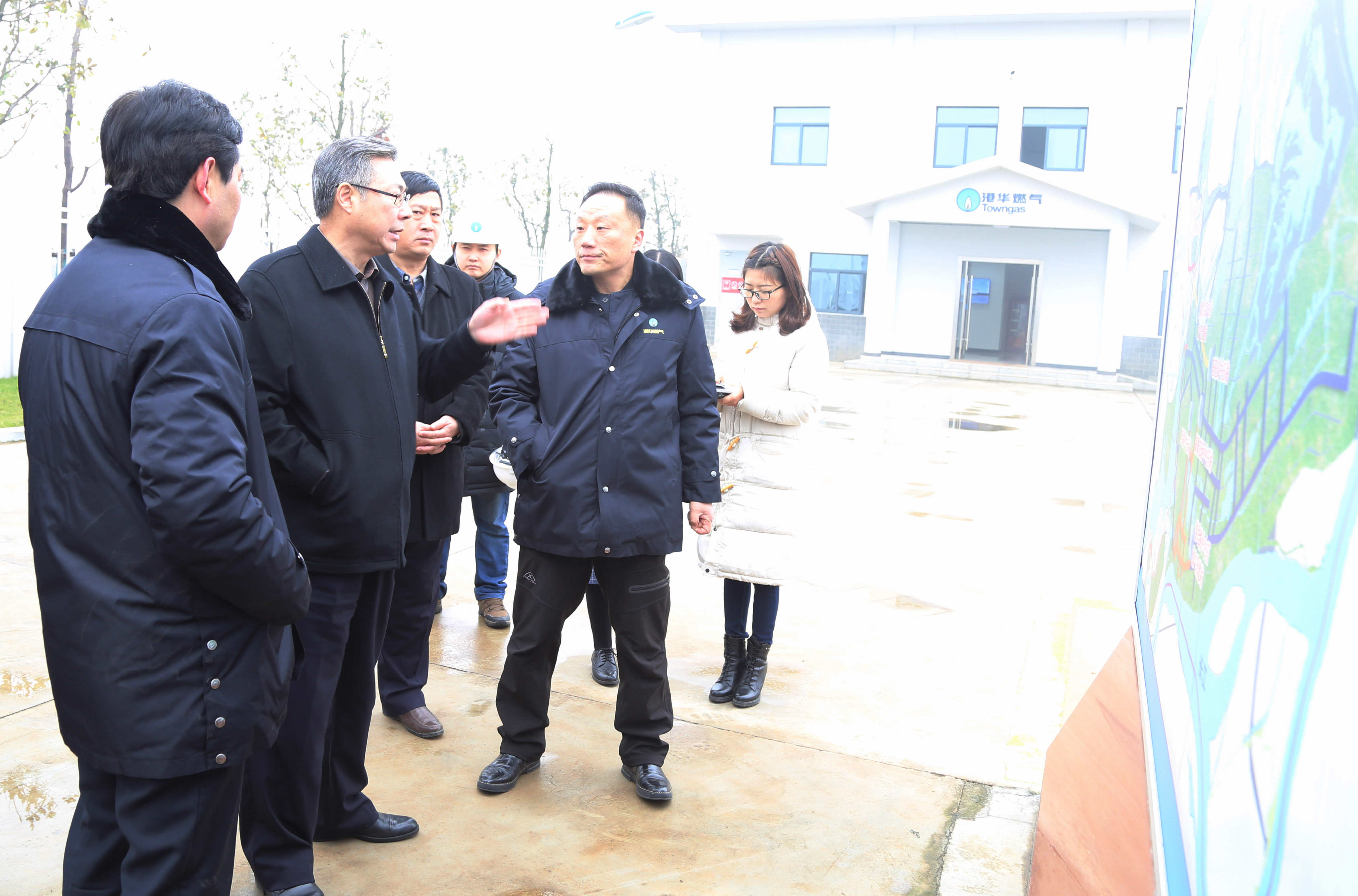 市長(cháng)陳冰冰一行看望慰問(wèn)港華燃氣一線(xiàn)職工