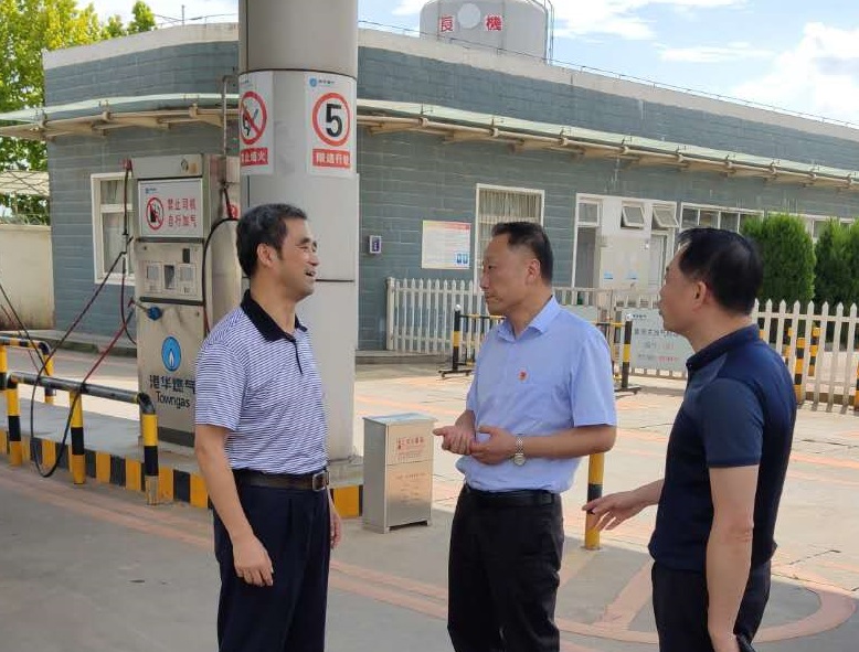 市市場(chǎng)監督管理局局長(cháng)戴春益一行到安慶港華檢查指導